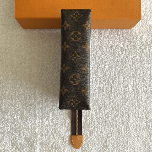 Louis Vuitton Monogram Toiletry 19 Pouch - Picture 8 of 15